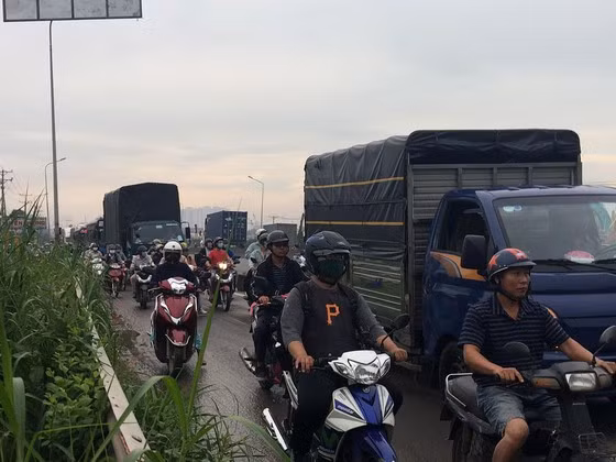  Giao thông qua khu vực ùn ứ kéo dài. Ảnh: VIẾT PHÓNG