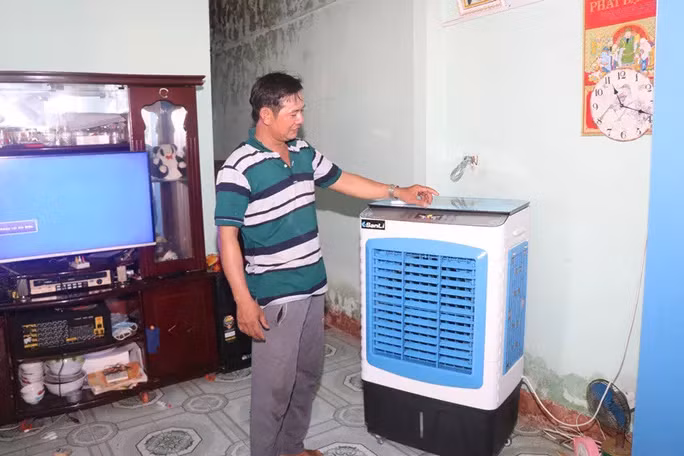 Người dân xã đảo Nhơn Châu vui mừng khi có điện lưới quốc gia