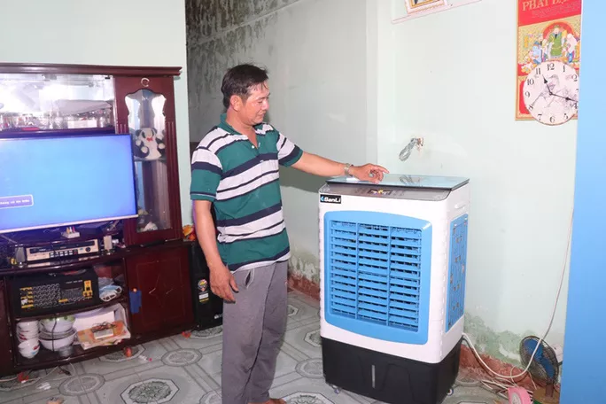 Người dân xã đảo Nhơn Châu vui mừng khi có điện lưới quốc gia