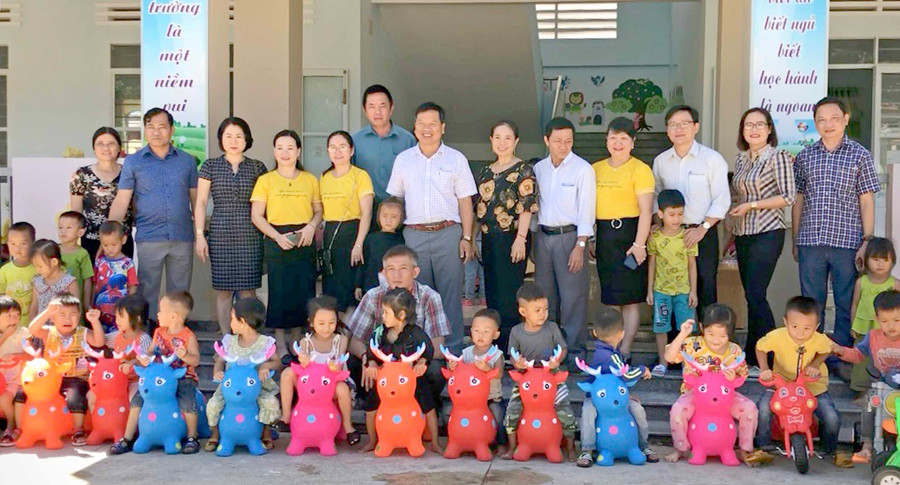 Đại diện các cơ quan khối thi đua liên Sở trao tặng đồ chơi cho học sinh Trường Mẫu giáo xã Lơ Ku (huyện Kbang). Ảnh: Hải Lê 