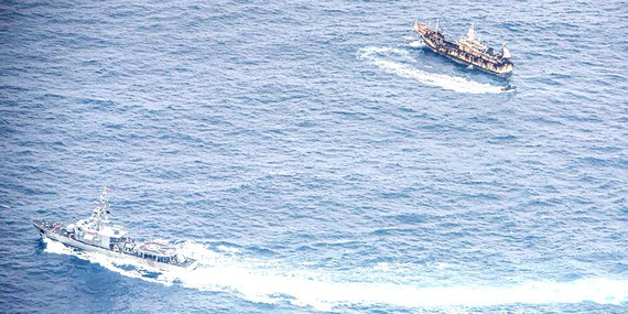 Hải quân Ecuador giám sát tàu cá Trung Quốc tại quần đảo Galapagos Hải quân Ecuador giám sát tàu cá Trung Quốc tại quần đảo Galapagos