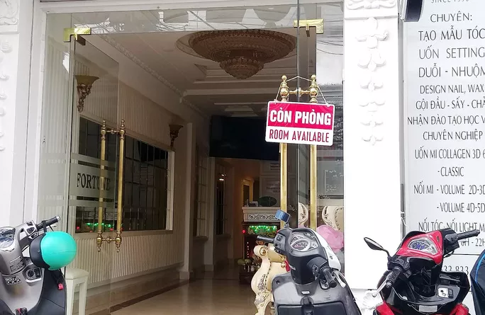 Nhiều cơ sở lưu trú gắn biển còn phòng, giảm giá nhằm thu hút du khách.