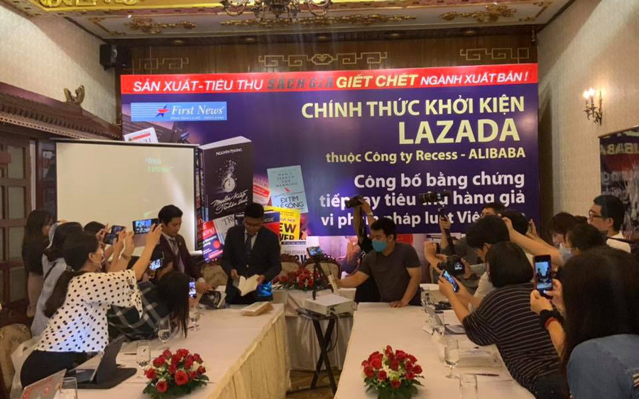 So sánh giữa sách thật và sách giả trong buổi họp báo công bố vụ kiện Lazada của First News - Trí Việt. So sánh giữa sách thật và sách giả trong buổi họp báo công bố vụ kiện Lazada của First News - Trí Việt,
