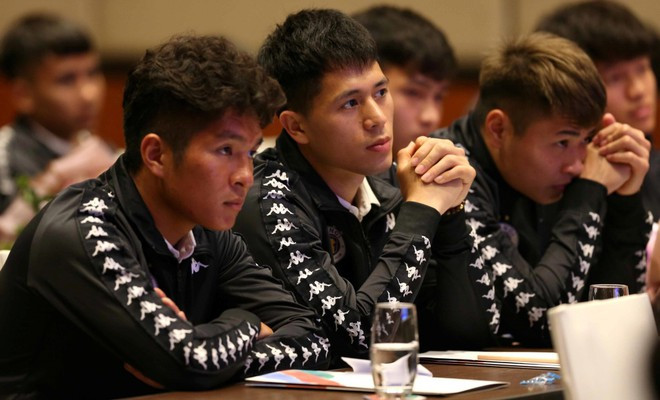 Đình Trọng (giữa) trong lễ xuất quân của Hà Nội mùa giải 2020 ẢNH: NHẬT DUY