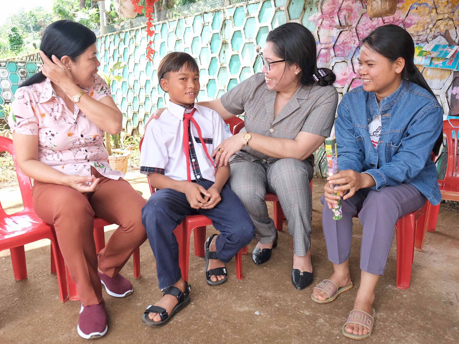 Cậu bé mồ côi Siu Tan đã có những người mẹ mới. Ảnh: Bảo Lam 