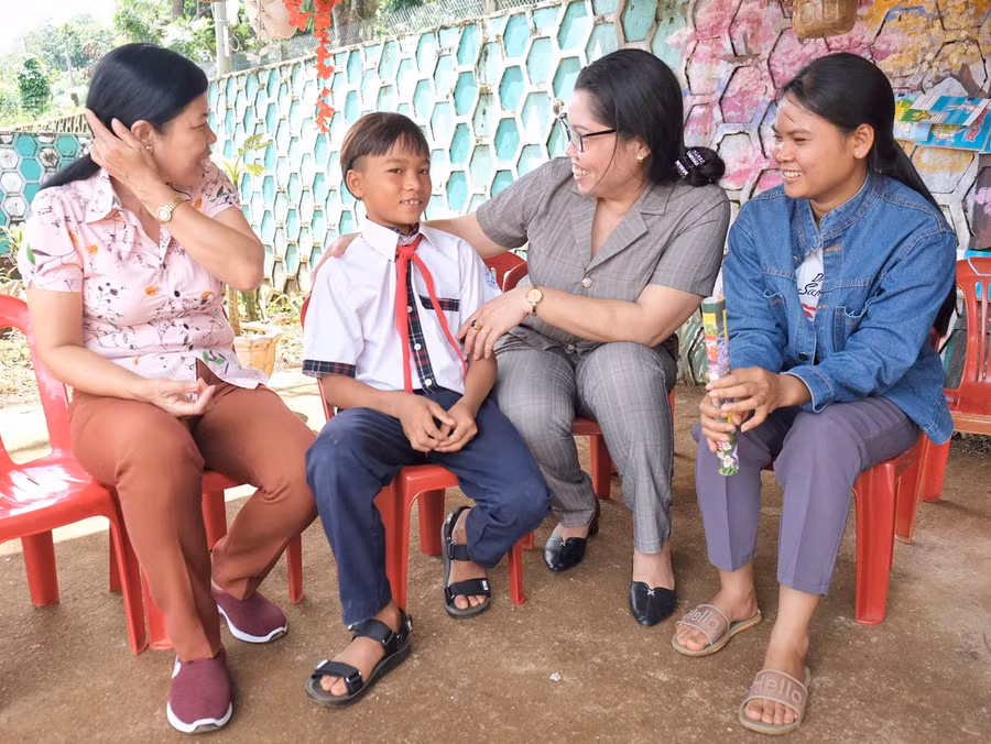 Cậu bé mồ côi Siu Tan đã có những người mẹ mới. Ảnh: Bảo Lam 