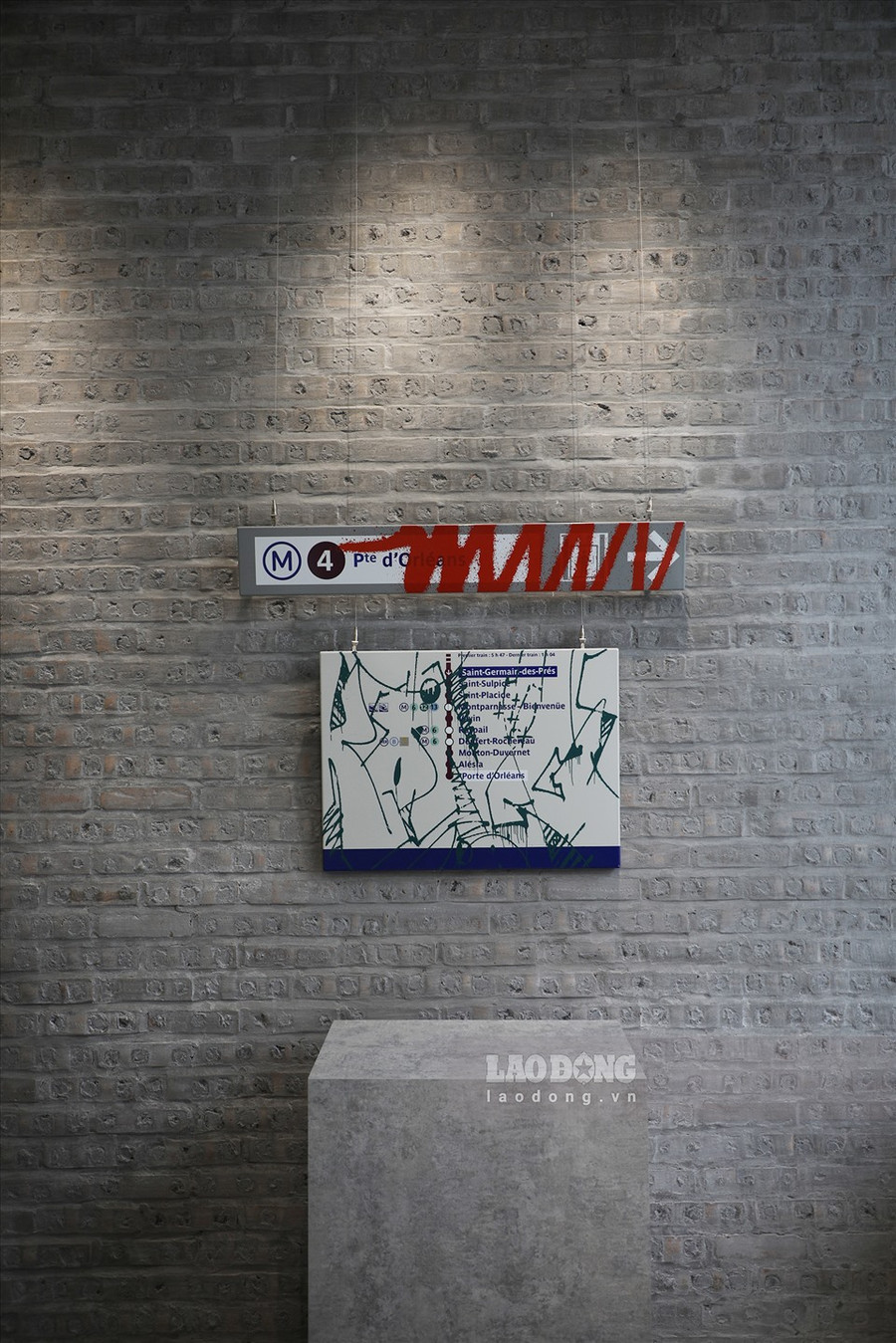 Tác phẩm bảng chỉ đường ở ga điện ngầm Metro của Paris với kỹ thuật tráng men sứ, vẽ graffiti, hiện tại bức tranh có giá trị hơn 100 triệu đồng. Tác phẩm bảng chỉ đường ở ga điện ngầm Metro của Paris với kỹ thuật tráng men sứ, vẽ graffiti, hiện tại bức tranh có giá trị hơn 100 triệu đồng.