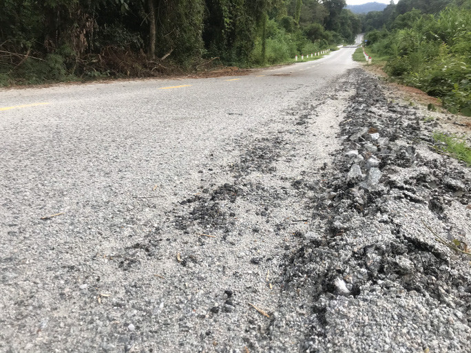 Vị trí kại Km 35 mới thi công xong, chưa bàn giao đã bong tróc mặt đường