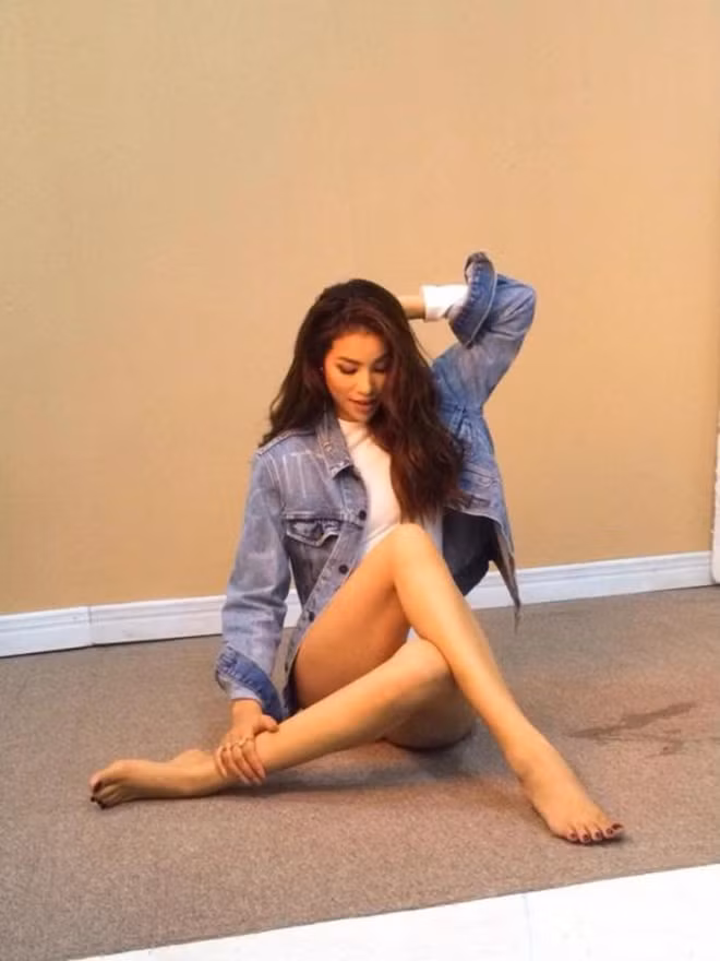 Hoa hậu Phạm Hương với tư thế ngồi khoe khéo đôi chân dài miên man. Tuy nhiên, một bộ phận fan không hài lòng vì góc chụp dễ khiến người đẹp gặp sự cố hớ hênh thế này.