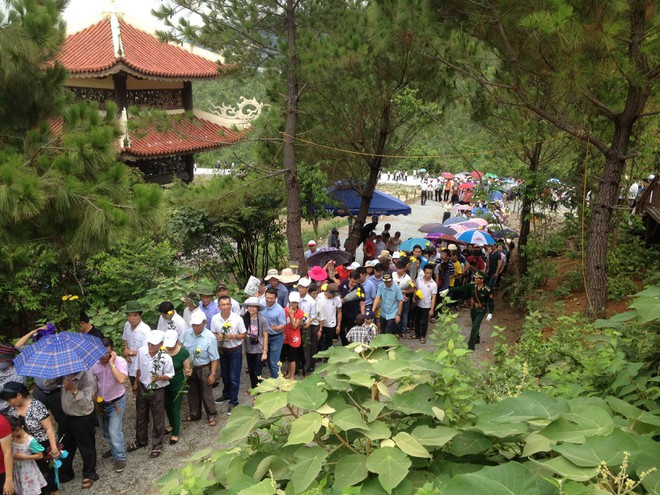 Dòng người viếng mộ Đại tướng Võ Nguyên Giáp ẢNH: LÊ THANH