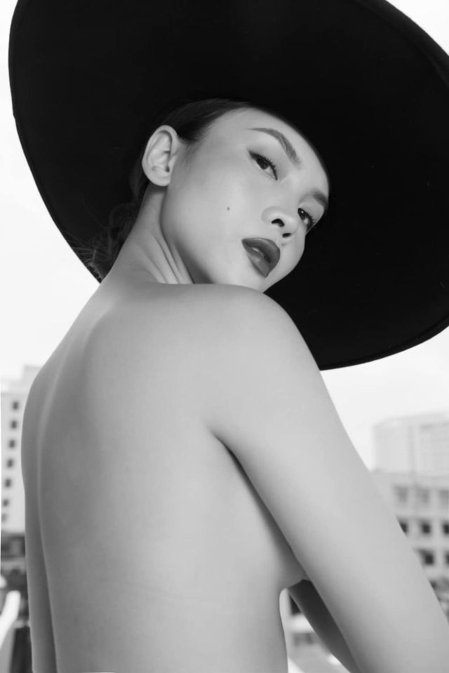 Có thể thấy, Yến Trang không ngại thay đổi hình ảnh dịu dàng, trẻ trung thường ngày để “thiêu đốt” ánh nhìn của công chúng, chứng minh sự đa dạng, biến hóa phong cách không ngừng, tránh sự nhàm chán.