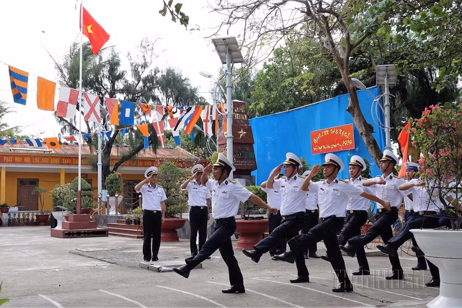 Duyệt đội ngũ trên đảo Sinh Tồn ẢNH: MAI THANH HẢI