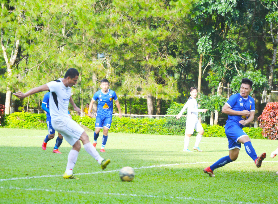 Tiền đạo Nguyễn Anh Đức (61) lập cú đúp vào lưới Quảng Nam cho HA.GL. Ảnh: Minh Vỹ 