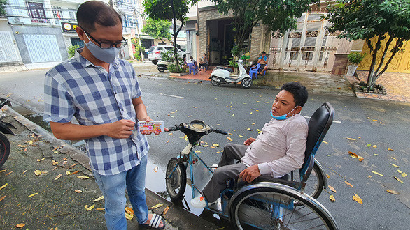 Anh Cảnh đang cố gắng đi bán vé số nhiều hơn - Ảnh: MẠNH DŨNG