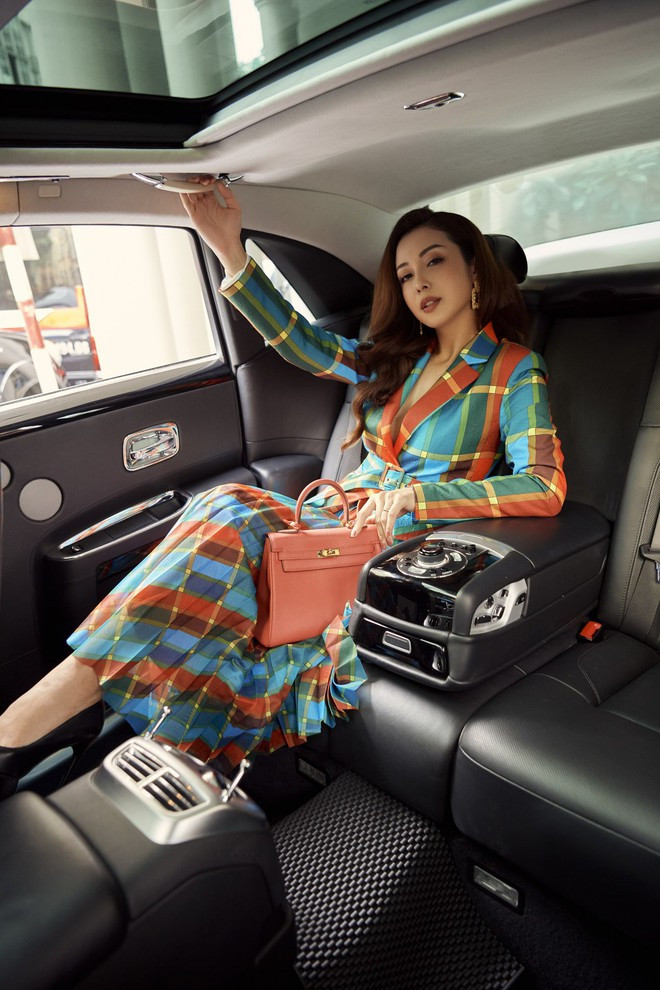 Bên cạnh những trang phục đơn giản, Jennifer Phạm còn thử nghiệm với gam màu tương phản xanh emerald, cam tango, nâu marsal trên nền họa tiết kẻ ô Color Block. Với thiết kế này, Hoa hậu sinh 1985 phối hợp với túi Kelly màu cam của thương hiệu Hermes - một trong những thương hiệu đắt đỏ nhất thế giới. ẢNH: NVCC