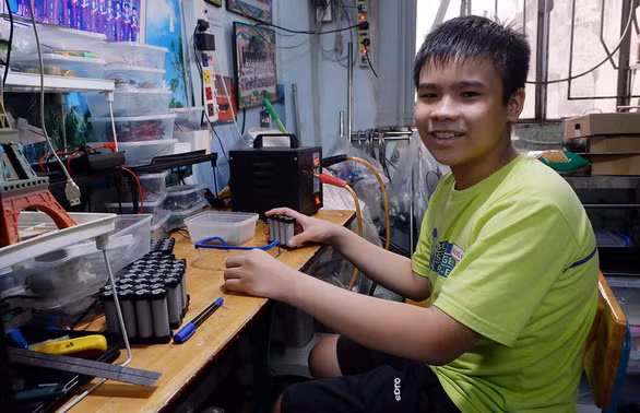 Bạn Ngô Trần Hùng Anh đang làm 100 sản phẩm máy rửa tay sát khuẩn tự động - Ảnh: K.ANH
