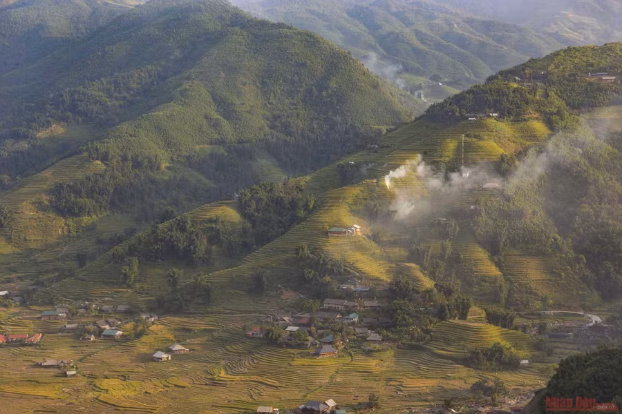 Xuôi theo tỉnh lộ 152 từ thị xã Sa Pa về phía dòng suối Mường Hoa, du khách có thể ngắm khung cảnh thơ mộng của lúa chín trong nắng vàng dọc những sườn núi bản Ý Linh Hồ, Lao Chải, Tả Van…