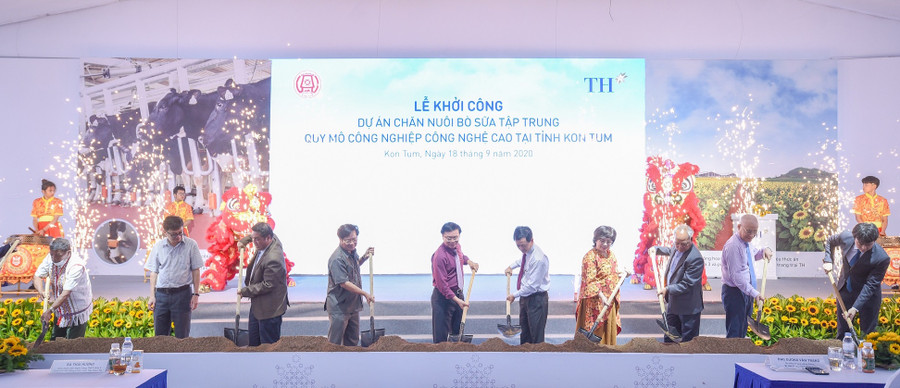 Các đại biểu thực hiện nghi thức động thổ Dự án Chăn nuôi bò sữa tập trung, quy mô công nghiệp công nghệ cao.
