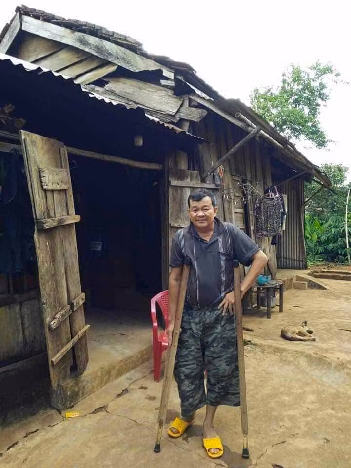  Ông Võ Xuân Đình bên ngôi nhà ván ọp ẹp. Ảnh: Võ Minh Hạnh 