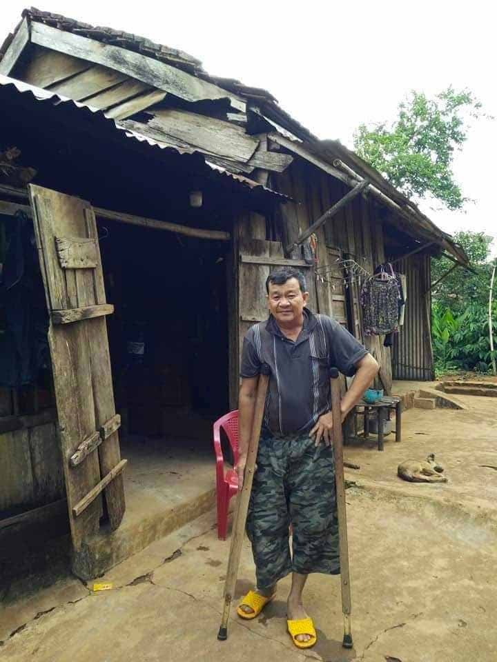  Ông Võ Xuân Đình bên ngôi nhà ván ọp ẹp. Ảnh: Võ Minh Hạnh 