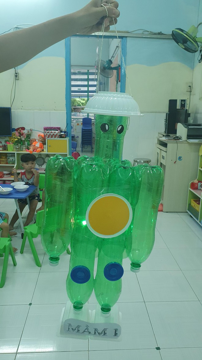 Chú robot đại chiến có chiếc đầu được tái chế từ chén nhựa đã qua sử dụng ẢNH: TẤN ĐẠT
