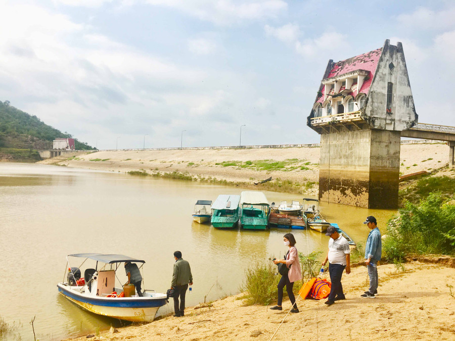 Du khách lên ca nô bắt đầu hành trình khám phá lòng hồ. Du khách lên ca nô bắt đầu hành trình khám phá lòng hồ.