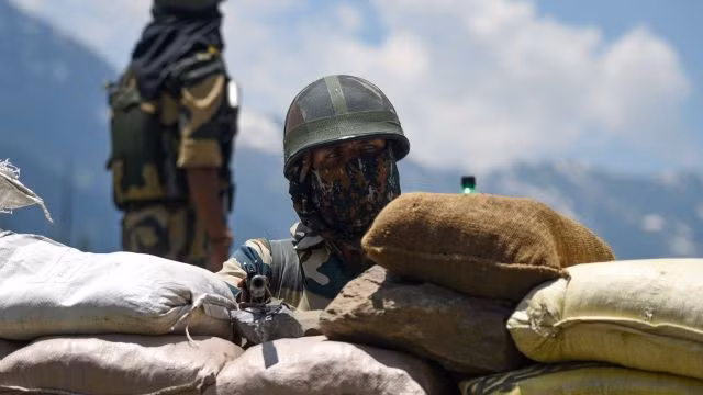 Binh sĩ Ấn Độ canh gác tại một chốt kiểm soát ở vùng Ladakh, gần biên giới Trung Quốc.