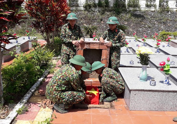 Đội Quy tập mộ liệt sỹ Quân đoàn 3 an táng hài cốt liệt sỹ tại Nghĩa trang Liệt sỹ huyện Sa Thầy, tỉnh Kon Tum. (Nguồn: TTXVN)