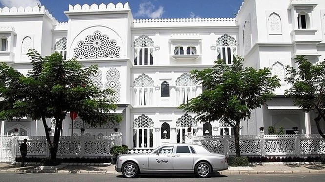 Nữ đại gia 26 tuổi Đào Ngọc Bảo Phương rót 7.600 tỷ vào Bến Thành Holdings từng gây xôn xao với thương vụ thâu tóm 2 tòa lâu đài của Khaisilk. Nữ đại gia 26 tuổi Đào Ngọc Bảo Phương rót 7.600 tỷ vào Bến Thành Holdings từng gây xôn xao với thương vụ thâu tóm 2 tòa lâu đài của Khaisilk.