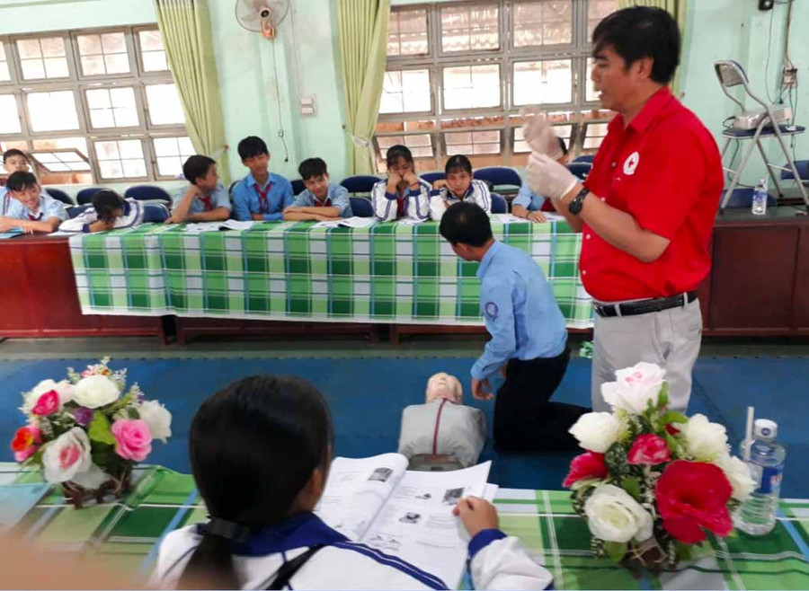 Hội Chữ thập đỏ tỉnh tổ chức tập huấn sơ-cấp cứu tại Trường THPT Nguyễn Bỉnh Khiêm (huyện Chư Sê). Ảnh: Trường Giang