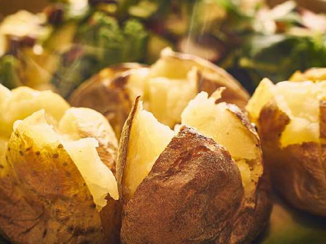 Khoai tây sau khi nấu chín không nên để ngoài không khí quá lâu vì có thể sản sinh vi khuẩn gây ngộ độc ẢNH: SHUTTERSTOCK