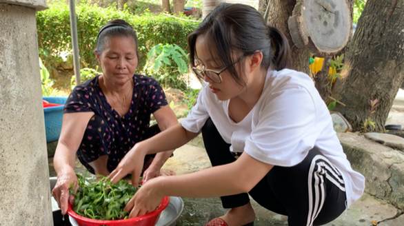 Thư và người dì đã già yếu nương tựa nhau nhiều năm qua - Ảnh: DOÃN HÒA