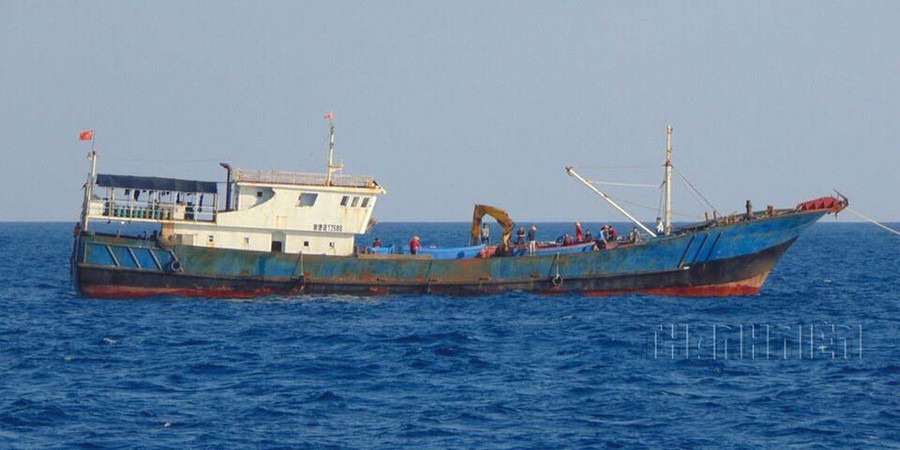 Tàu cá vỏ sắt Quỳnh Hải Ngư 13588 Trung Quốc đang chuẩn bị hạ xuồng cho ngư dân vào đánh bắt hải sản tại bãi cạn Én Đất (Trường Sa), năm 2014. ẢNH: MAI THANH HẢI