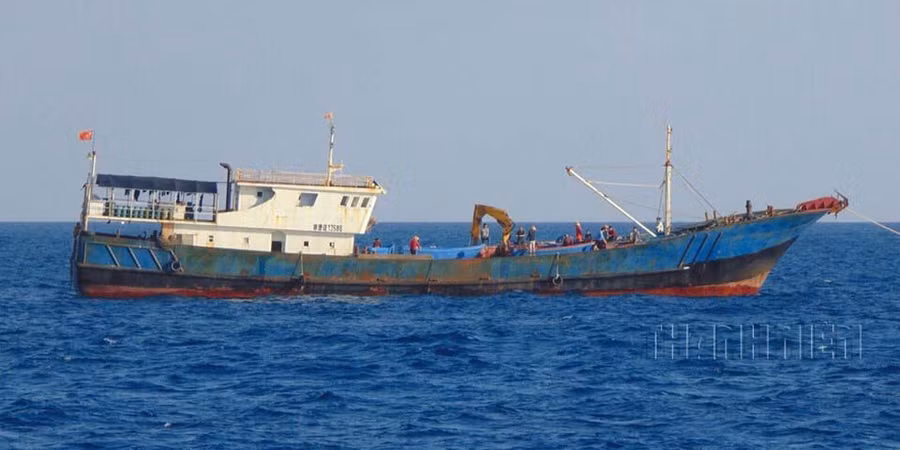 Tàu cá vỏ sắt Quỳnh Hải Ngư 13588 Trung Quốc đang chuẩn bị hạ xuồng cho ngư dân vào đánh bắt hải sản tại bãi cạn Én Đất (Trường Sa), năm 2014. ẢNH: MAI THANH HẢI