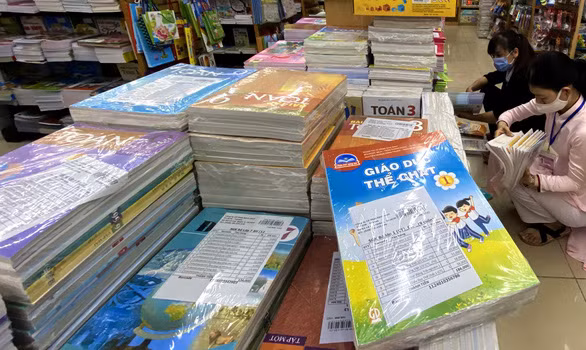 Bộ sách lớp 1 được bày bán ở một nhà sách ờ TP.HCM - Ảnh: TỰ TRUNG