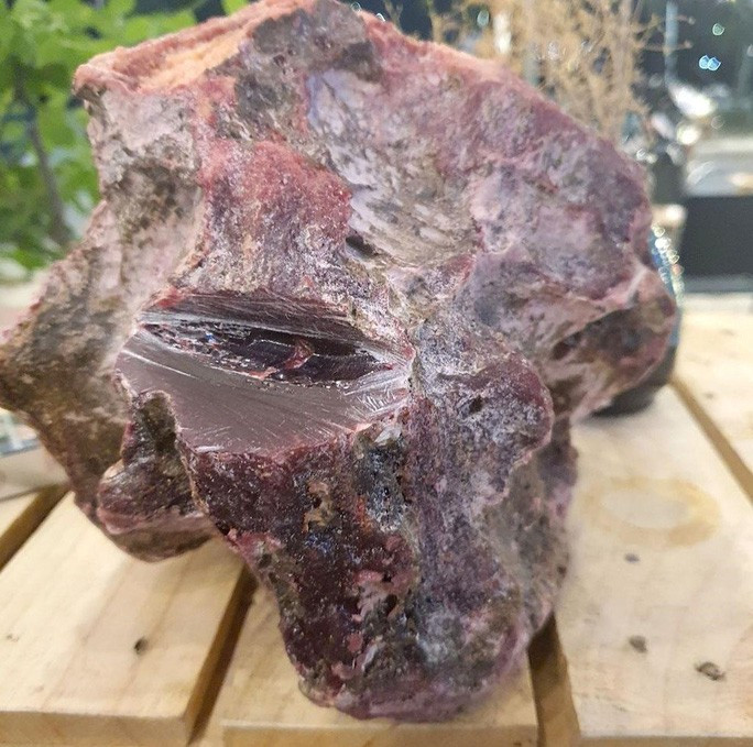  Khối đá màu đỏ, tỏa mùi hương. Ảnh: T.Trực