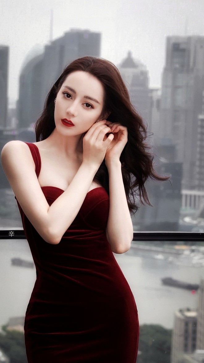 Mới đây, Địch Lệ Nhiệt Ba khiến dân mạng 