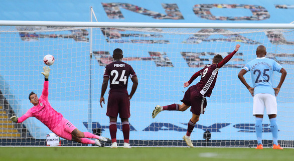 Vardy sút penalty gỡ hòa 1-1 cho Leicester - Ảnh: REUTERS  Vardy sút penalty gỡ hòa 1-1 cho Leicester - Ảnh: REUTERS