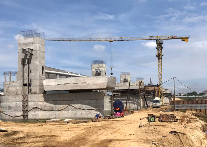 Dự án Đập dâng hạ lưu sông Trà Khúc - một trong nhiều dự án đang nợ tiền nhà thầu do thiếu hụt thu ngân sách. Ảnh: T.Trực