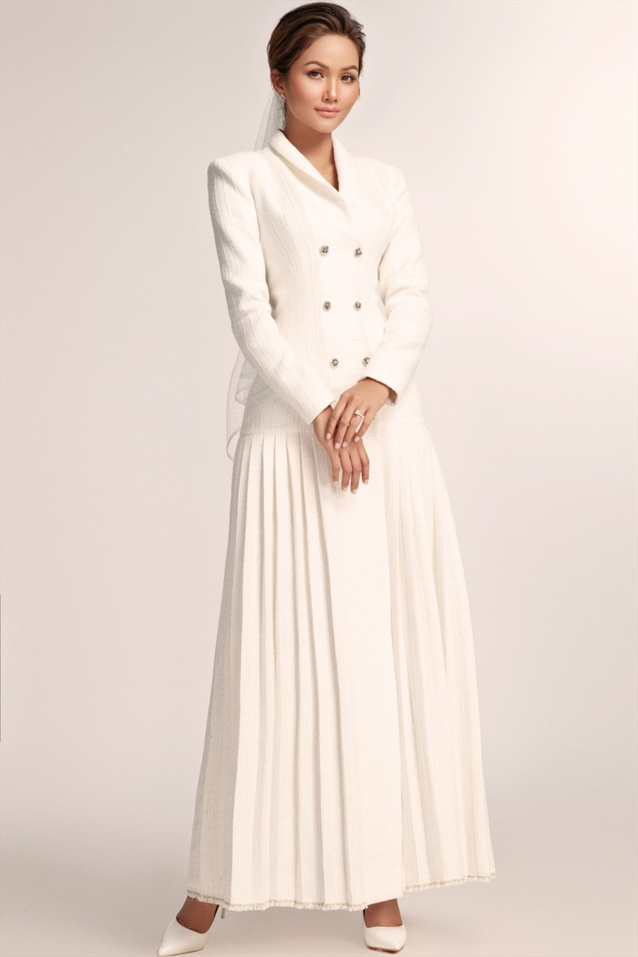 Không chỉ sang trọng với chất vải tweed, gợi cảm trong chất liệu xuyên thấu, Hoa hậu H’Hen Niê càng trở nên thu hút với bộ váy được đính kết pha lê nổi bật. Trong bộ váy cưới trắng cùng phụ kiện cài tóc trên mái tóc ngắn đã tạo nên một tổng thể hoàn hảo cho 