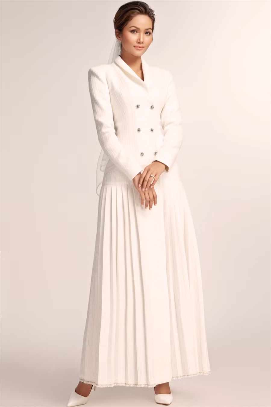 Không chỉ sang trọng với chất vải tweed, gợi cảm trong chất liệu xuyên thấu, Hoa hậu H’Hen Niê càng trở nên thu hút với bộ váy được đính kết pha lê nổi bật. Trong bộ váy cưới trắng cùng phụ kiện cài tóc trên mái tóc ngắn đã tạo nên một tổng thể hoàn hảo cho 