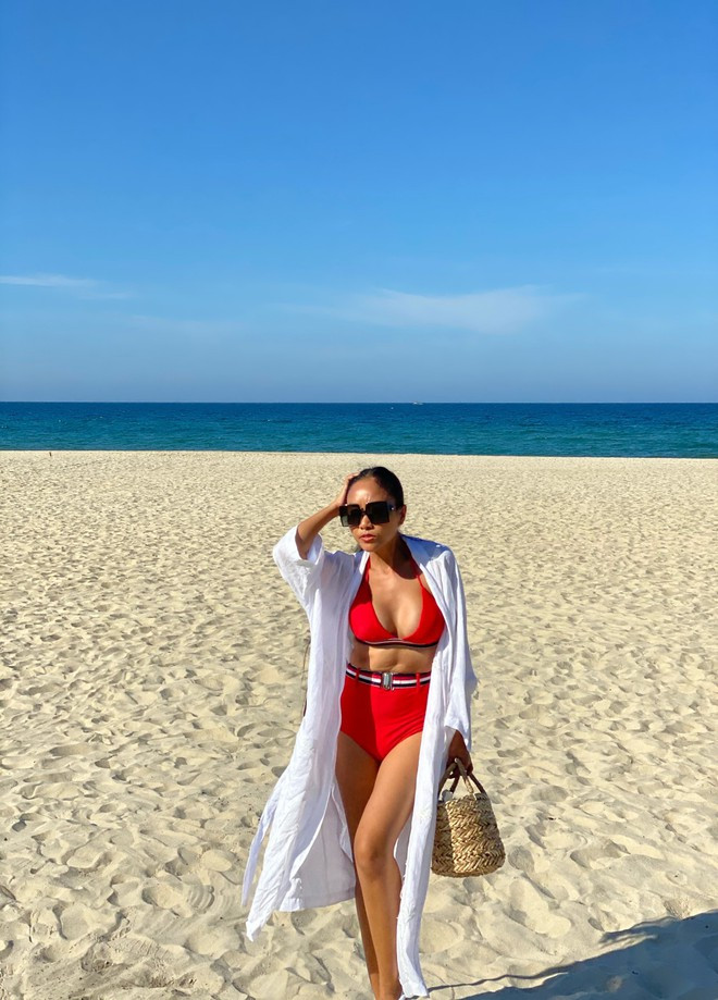 Bà mẹ một con khoe nhan sắc mặn mà trong các thiết kế bikini nổi bật ẢNH: NVCC