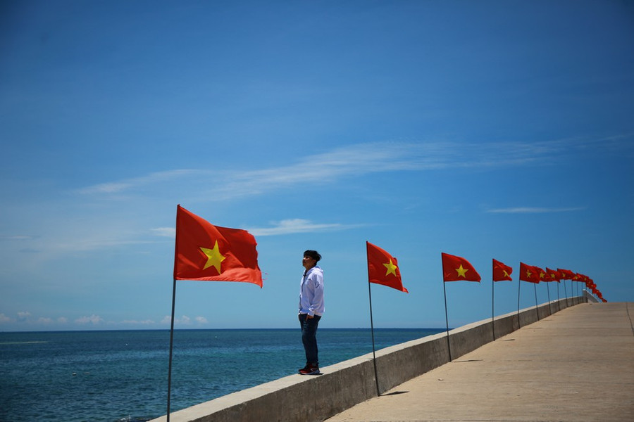 Những lá cờ đỏ sao vàng ở đảo Lý Sơn - Ảnh: Thanh Tuấn