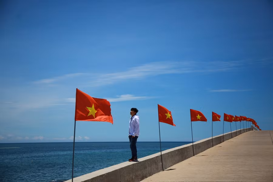 Những lá cờ đỏ sao vàng ở đảo Lý Sơn - Ảnh: Thanh Tuấn