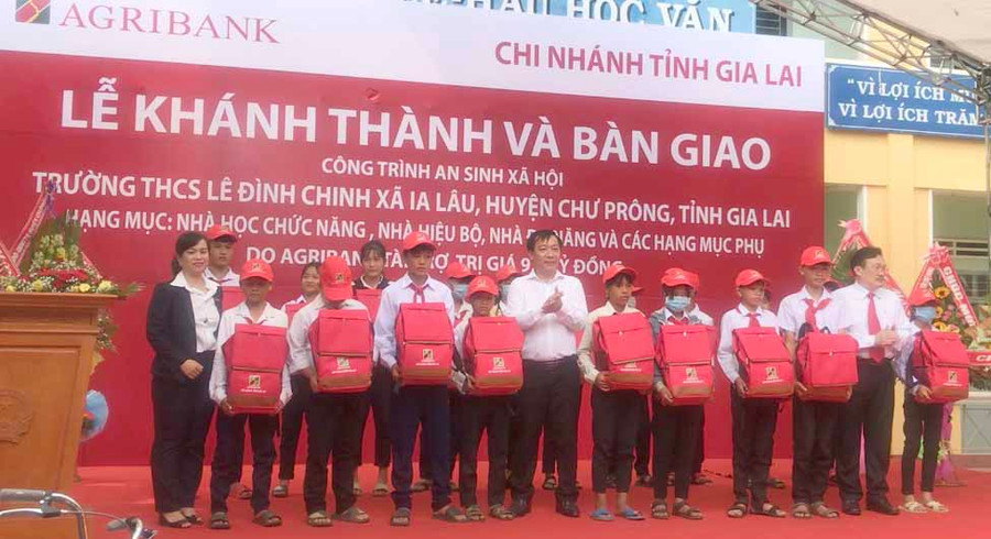 Công đoàn Agribank chi nhánh Gia Lai tặng quà cho học sinh có hoàn cảnh khó khăn. Ảnh: Vũ Thảo