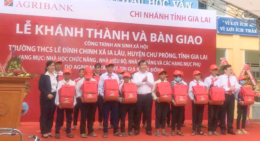 Công đoàn Agribank chi nhánh Gia Lai tặng quà cho học sinh có hoàn cảnh khó khăn. Ảnh: Vũ Thảo