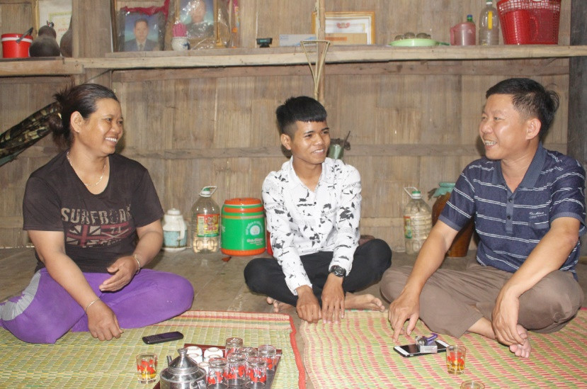 Thầy Lương Thế Hùng (bìa phải)-Phó hiệu trưởng Trường THPT Anh Hùng Núp thăm nhà Đinh Thục. Ảnh: Nguyễn Giang