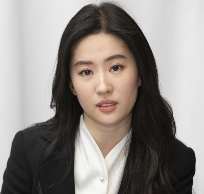 Lưu Diệc Phi ở tuổi 33. Ảnh: Chụp màn hình