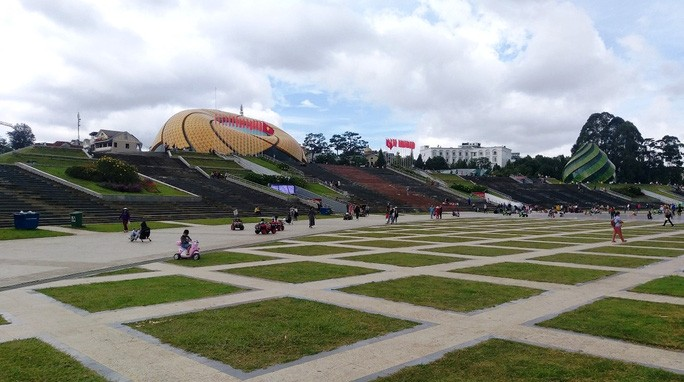 Quảng trường Lâm viên vắng vẻ.