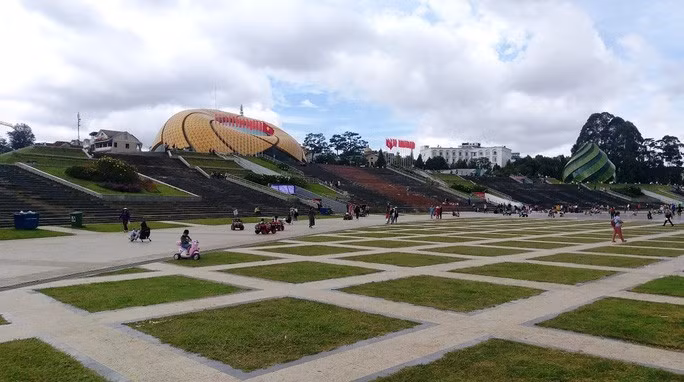 Quảng trường Lâm viên vắng vẻ.